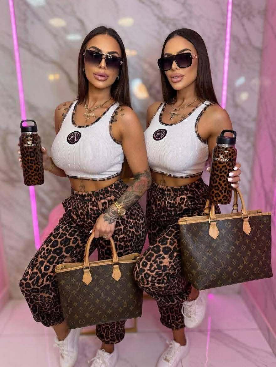Stylowy komplet damski z topem i spodniami w panterkę, modny outfit streetwear z wysokim stanem i dopasowanym krojem