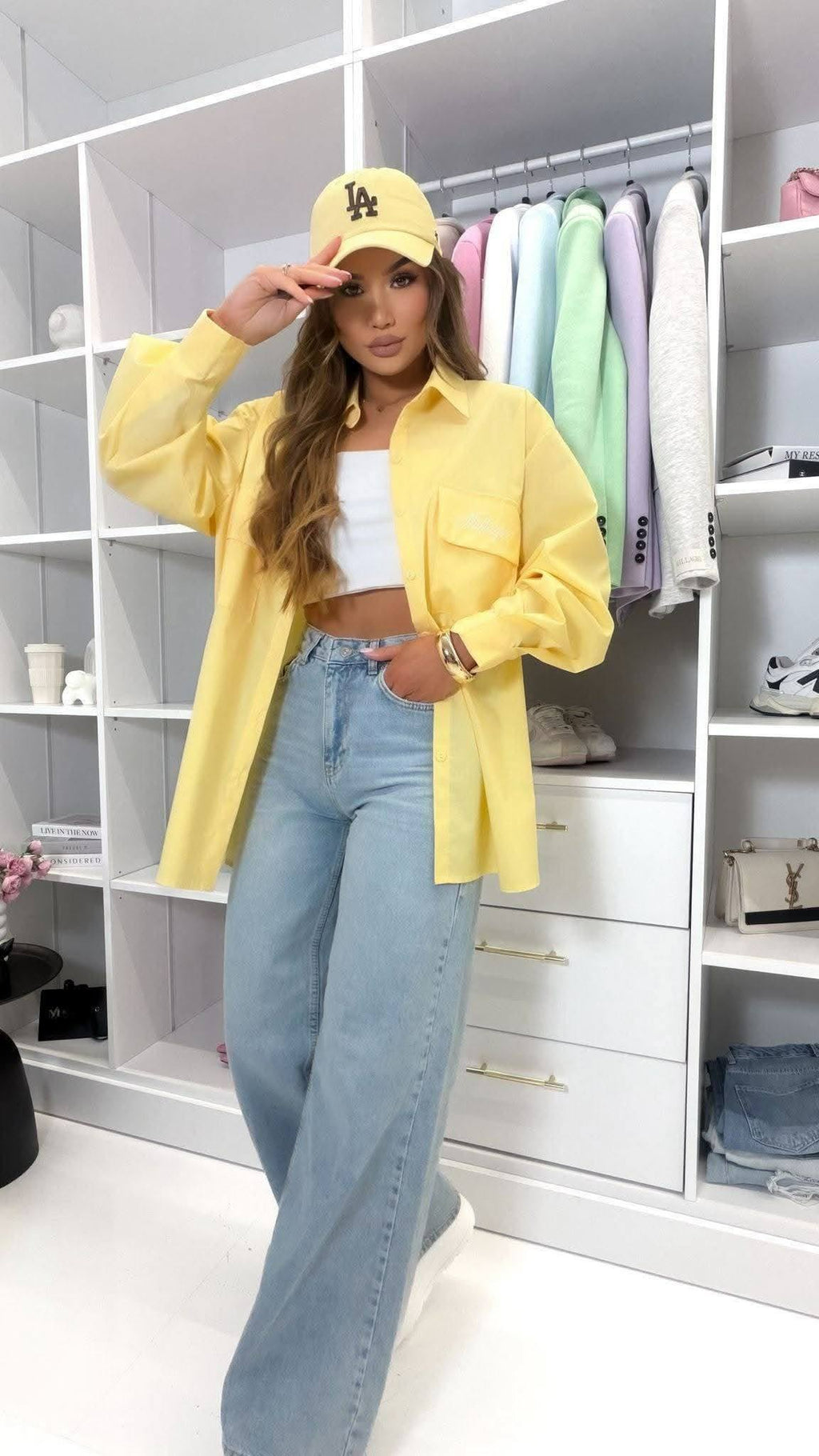 Koszula damska oversize Millagro żółta, stylizacja casual z jeansami i czapką, modna luźna koszula bawełniana na co dzień, świeży letni look