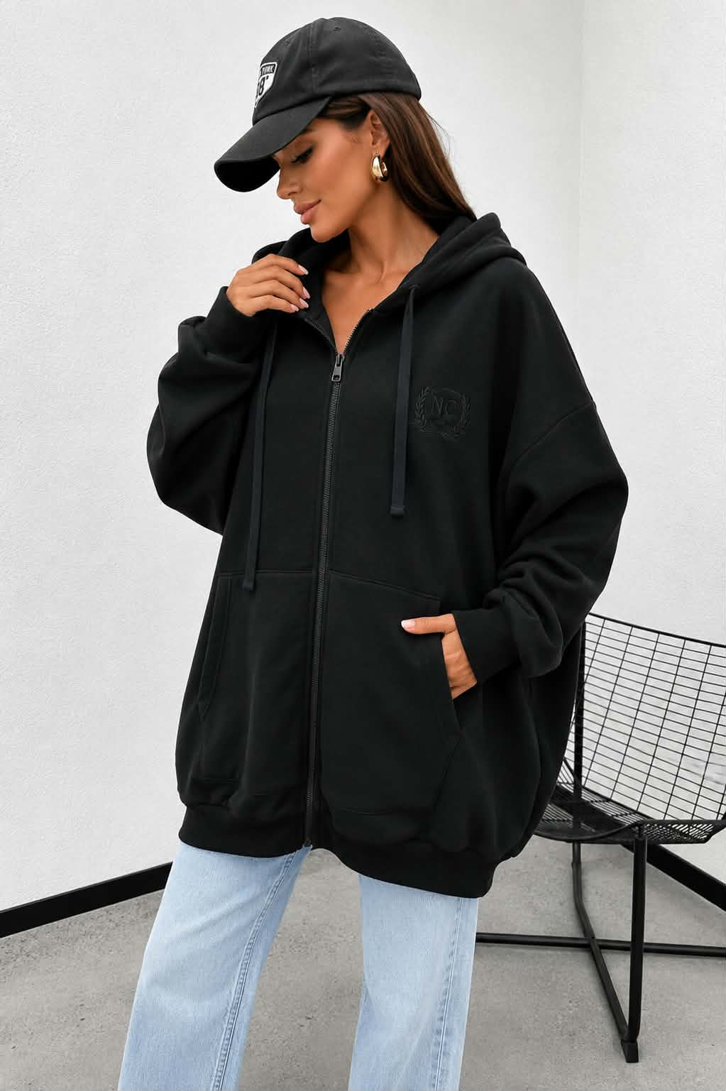 Damska czarna bluza oversize z kapturem i zamkiem błyskawicznym. Gruba rozpinana bluza z haftem Social Club, dużymi kieszeniami i wygodnym fasonem oversize.