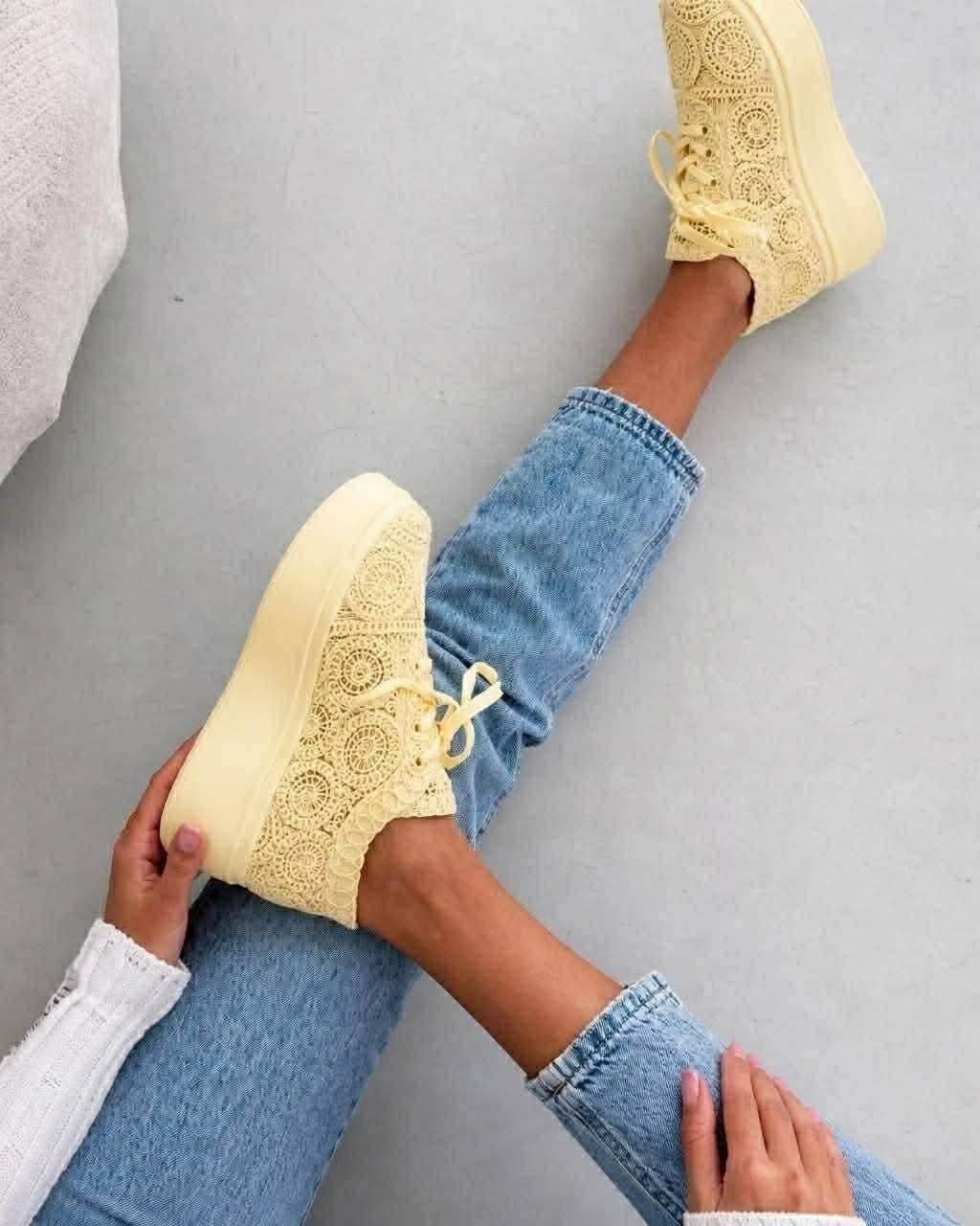 Żółte sneakersy damskie z koronkowym wzorem na platformie, styl casual, idealne do jeansów