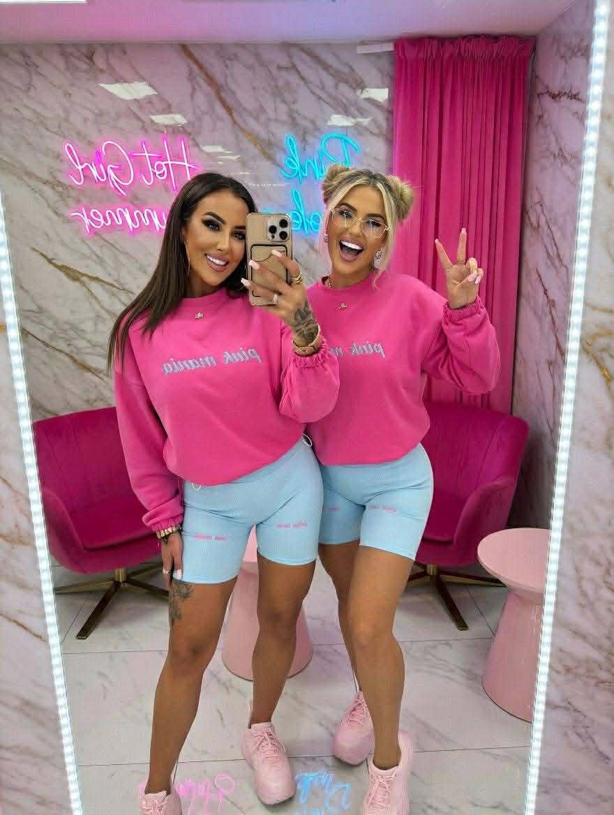 Damski komplet Pink Mania – różowa bluza i błękitne kolarki, modny zestaw casual w stylu streetwear z dopasowanym krojem