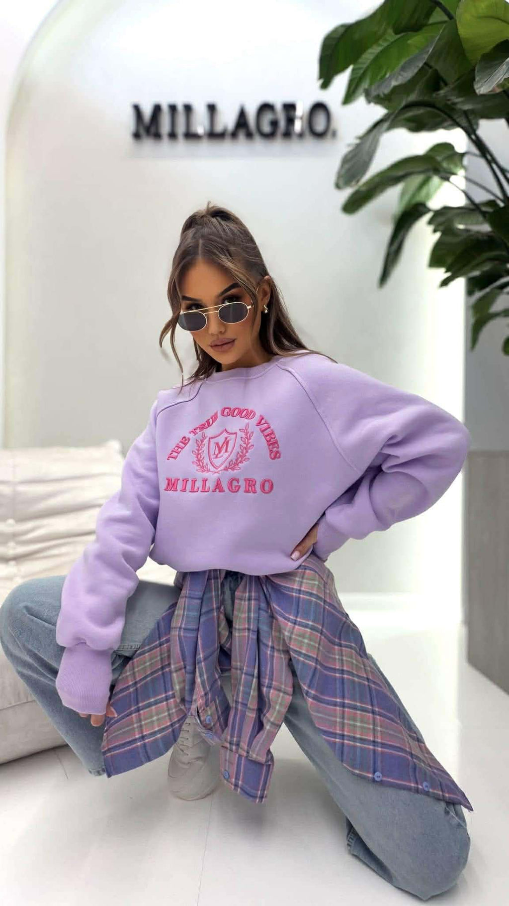 Modelka w bluzie damskiej Millagro lila oversize z nadrukiem, styl casual premium, modna bluza bawełniana w codziennej stylizacji