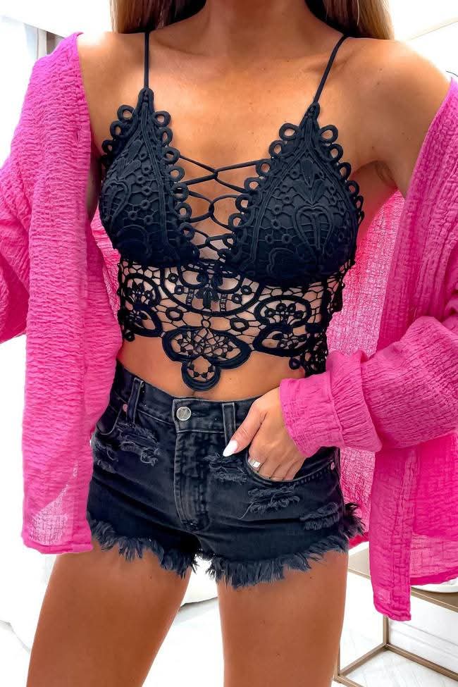 Koronkowy top push up damski czarny, seksowny crop top na ramiączkach, letnia stylizacja z szortami i narzutką, modny top z odkrytym dekoltem
