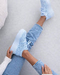 Niebieskie sneakersy damskie z koronkowym wzorem na platformie, styl casual, do jeansów
