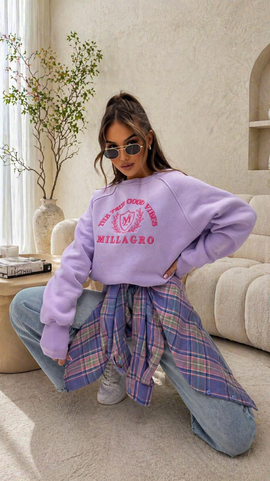Modelka w bluzie damskiej Millagro lila oversize z nadrukiem, styl casual streetwear, modna bluza bawełniana w codziennej stylizacji