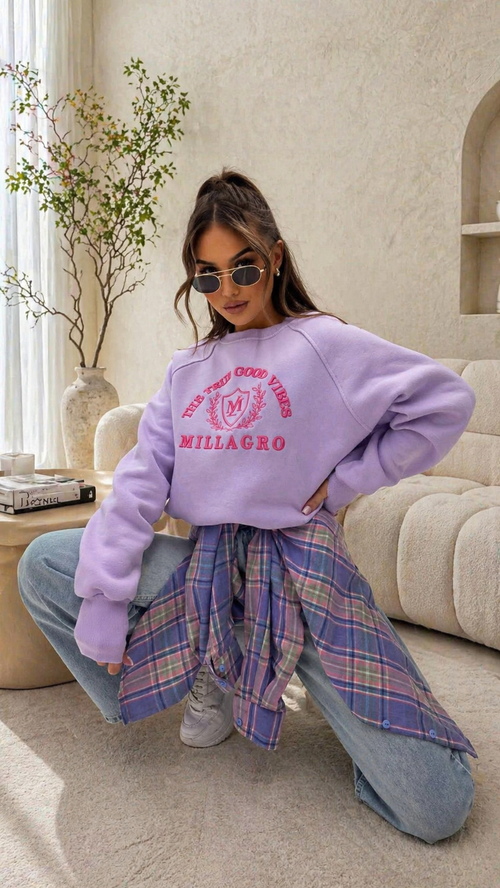 Modelka w bluzie damskiej Millagro lila oversize z nadrukiem, styl casual streetwear, modna bluza bawełniana w codziennej stylizacji