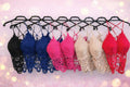Koronkowe topy push up damskie w różnych kolorach na wieszakach, eleganckie crop topy z ozdobnej koronki, modne topy letnie czarny beżowy różowy niebieski czerwony