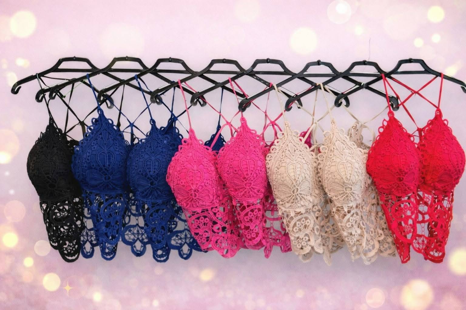 Koronkowe topy push up damskie w różnych kolorach na wieszakach, eleganckie crop topy z ozdobnej koronki, modne topy letnie czarny beżowy różowy niebieski czerwony