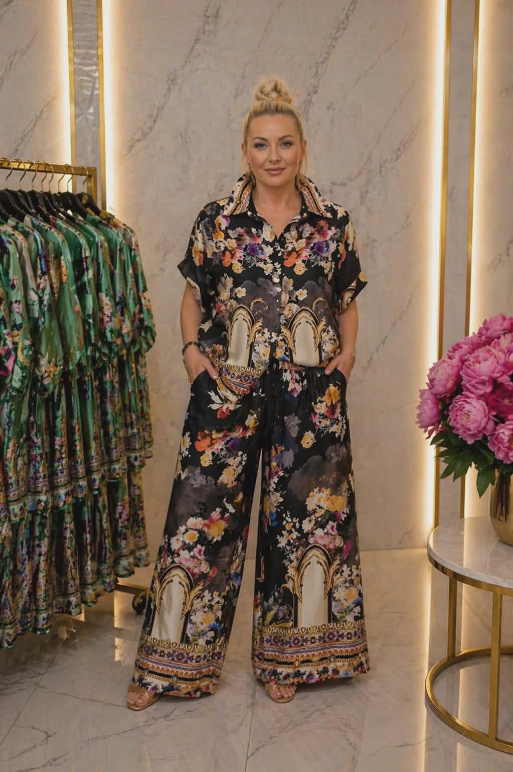 Elegancki zestaw damski plus size czarny w kwiaty – koszula i szerokie spodnie premium