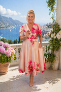 Elegancka sukienka midi w kwiaty Eliza Premium w odcieniu pudrowego różu z czerwonym printem