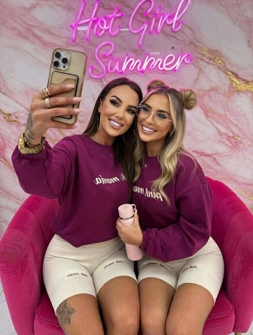 Damski komplet Pink Mania – bordowa bluza i beżowe kolarki, stylowy zestaw casual w modnym streetwearowym wydaniu
