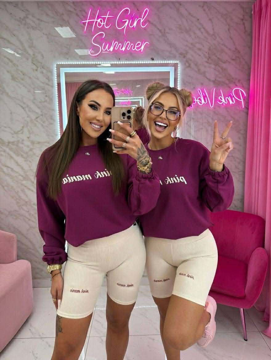 Damski komplet Pink Mania – bordowa bluza i kremowe kolarki, modny zestaw casual w stylu streetwear na lato