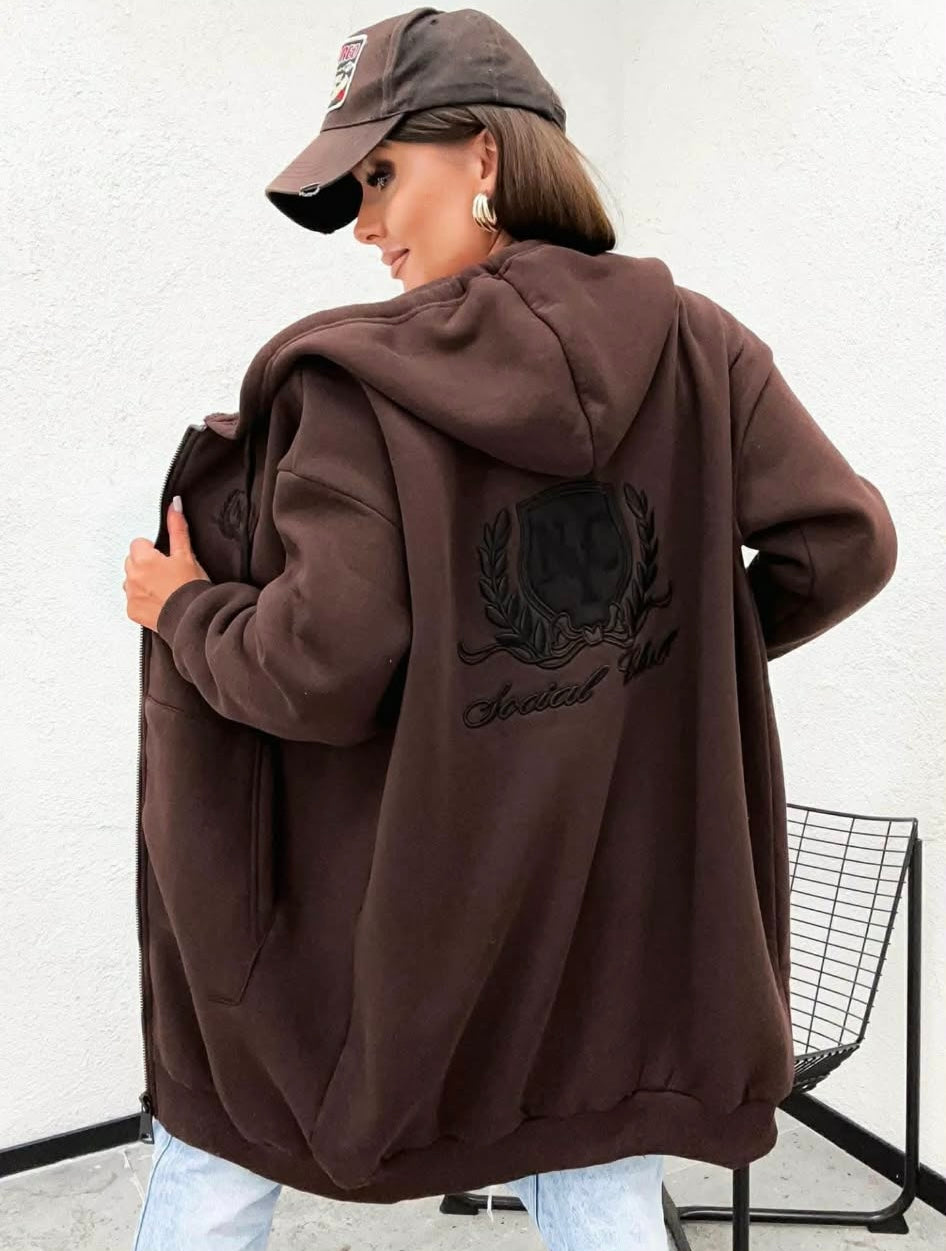 Damska czekoladowa bluza oversize z kapturem i dużym haftem Social Club na plecach. Gruba rozpinana bluza z bawełny w modnym, casualowym stylu.