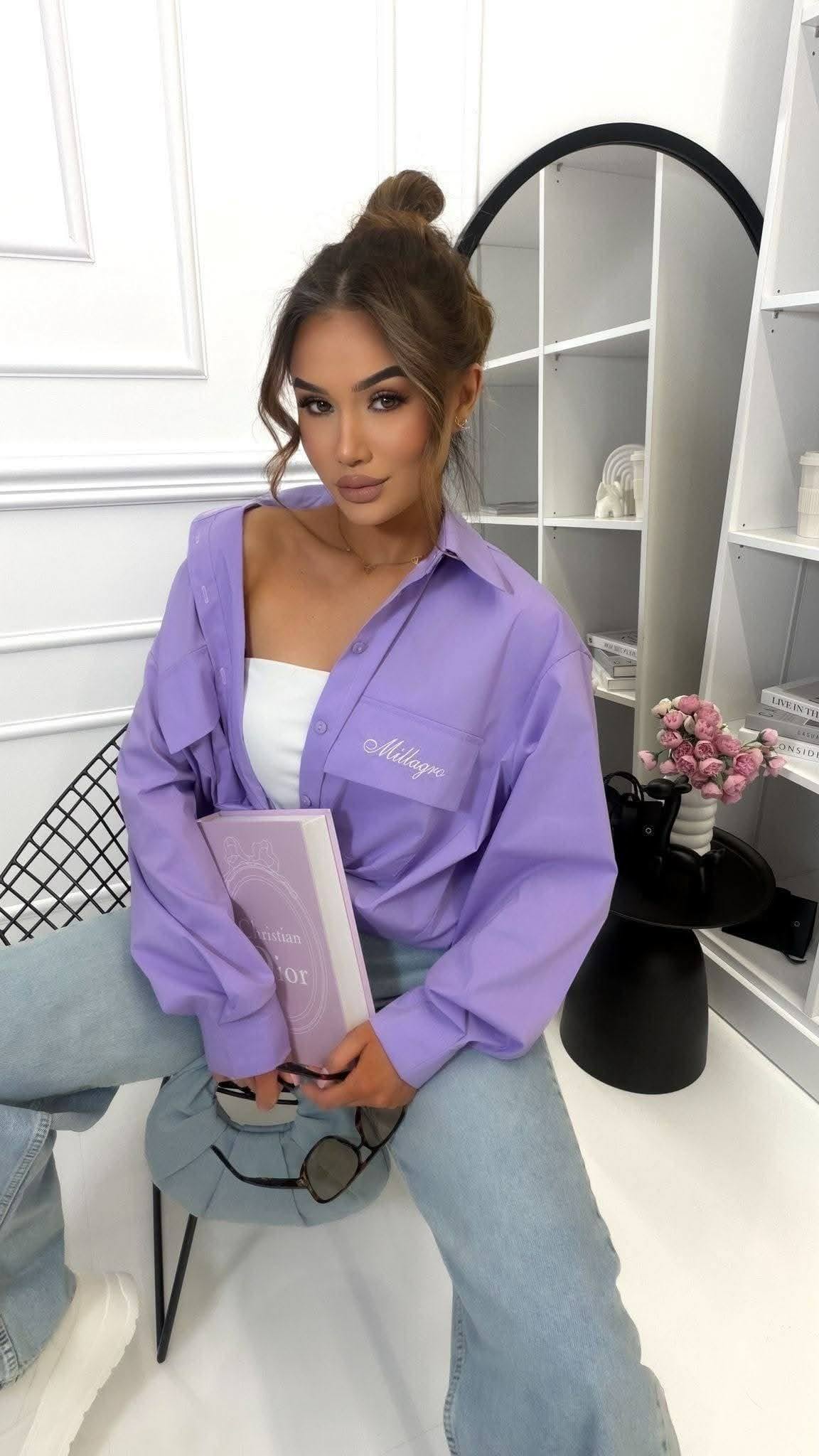 Koszula damska oversize Millagro w kolorze lila, stylowa stylizacja z jeansami, elegancki look casualowy, modna koszula bawełniana dla kobiet