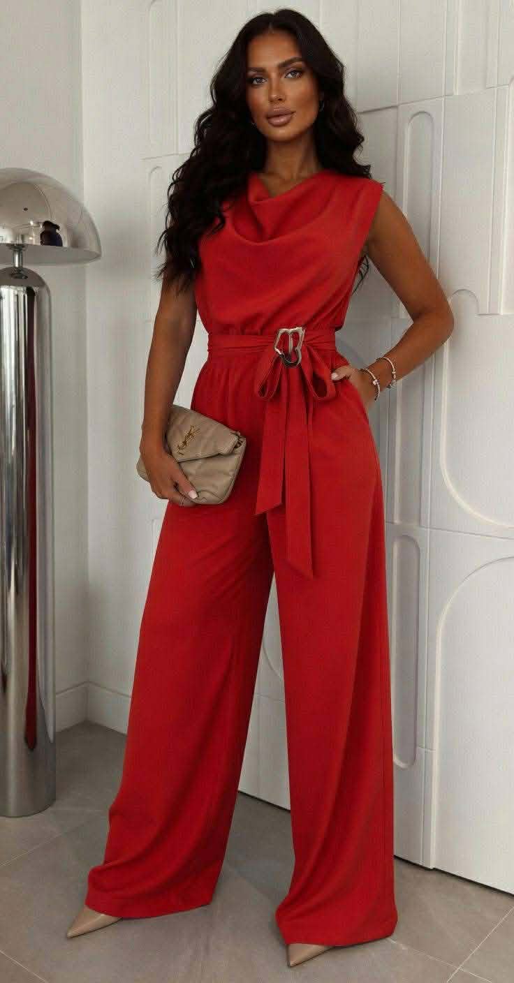 Elegancki czerwony kombinezon damski z paskiem w talii i szerokimi nogawkami, stylowy outfit na specjalne okazje