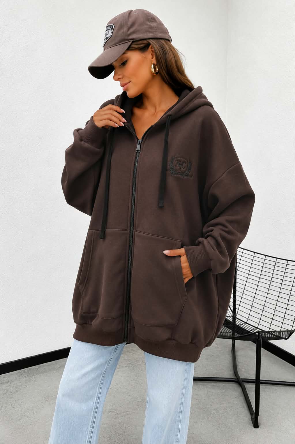 Damska czekoladowa bluza oversize z kapturem i zamkiem błyskawicznym. Gruba rozpinana bluza z haftem Social Club, dużymi kieszeniami i wygodnym fasonem oversize.