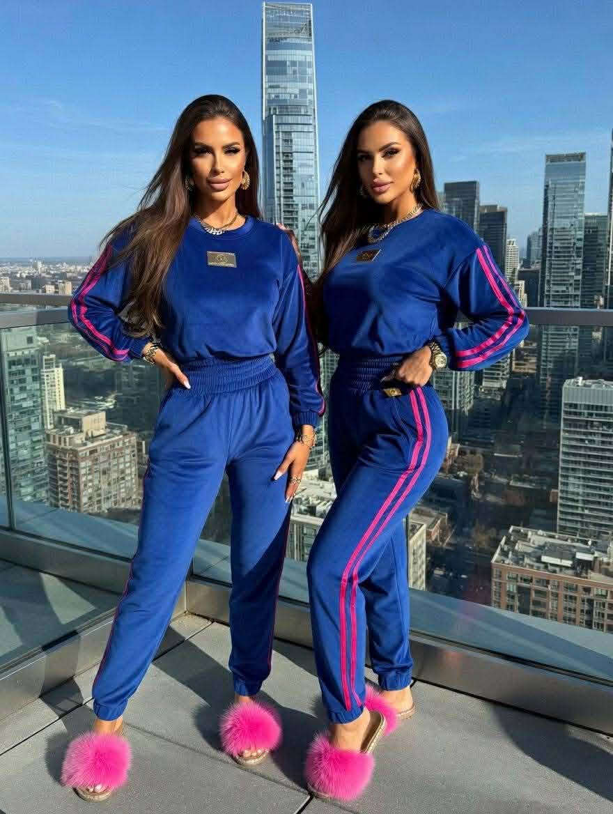 Dres damski Pink Mania niebieski z różowymi paskami, stylowy komplet casual na tle miejskiej panoramy