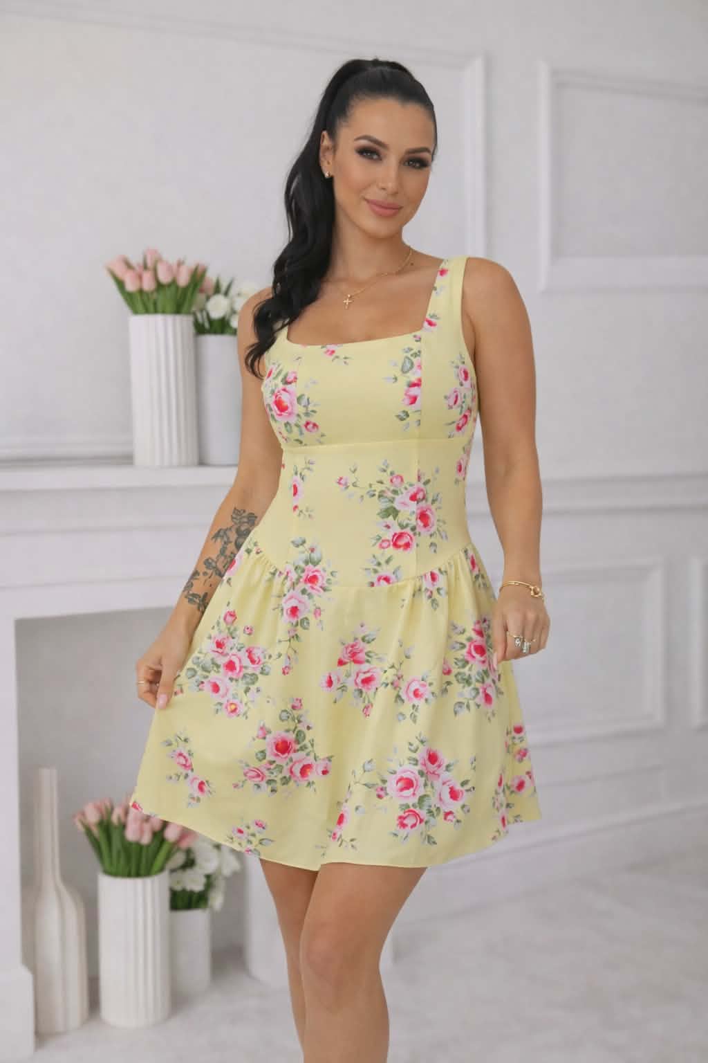 Sukienka letnia mini w kwiaty żółta damska z wbudowanym biustonoszem elegancka i kobieca stylizacja