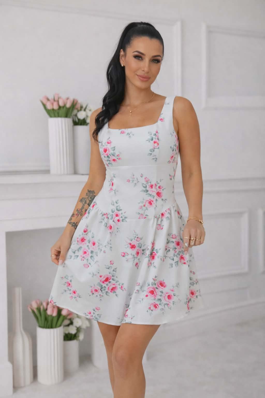 Sukienka letnia mini w kwiaty biały damska z wbudowanym biustonoszem elegancka i kobieca stylizacja