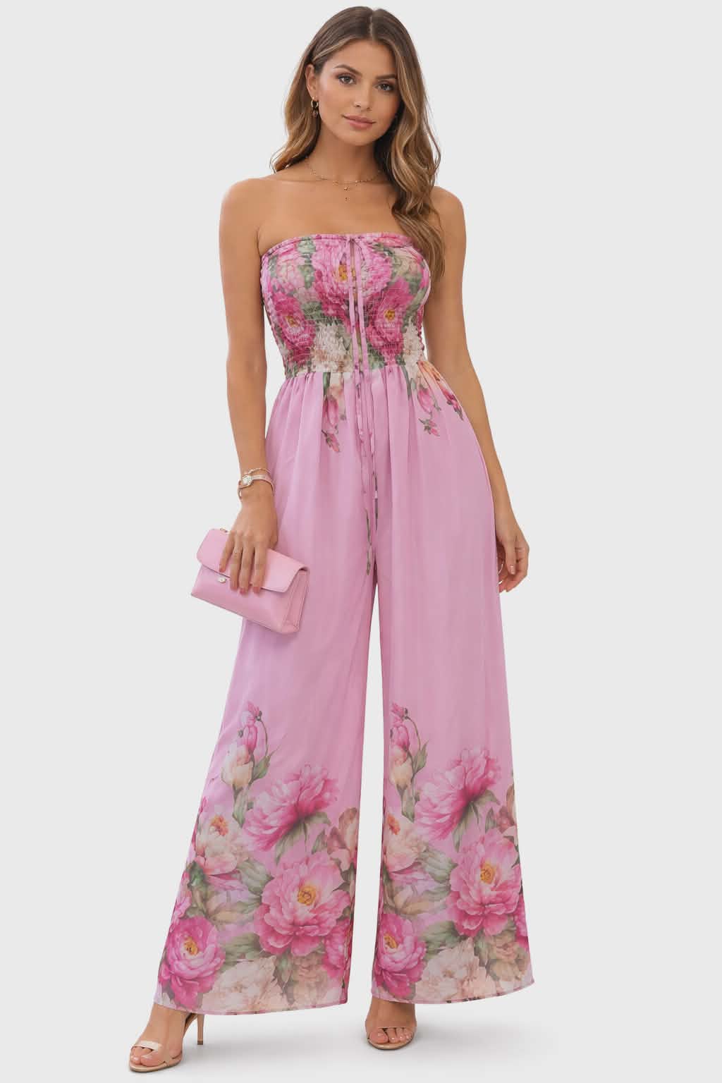 Różowy kombinezon damski boho z kwiatowym printem i szerokimi nogawkami, elegancki styl letni