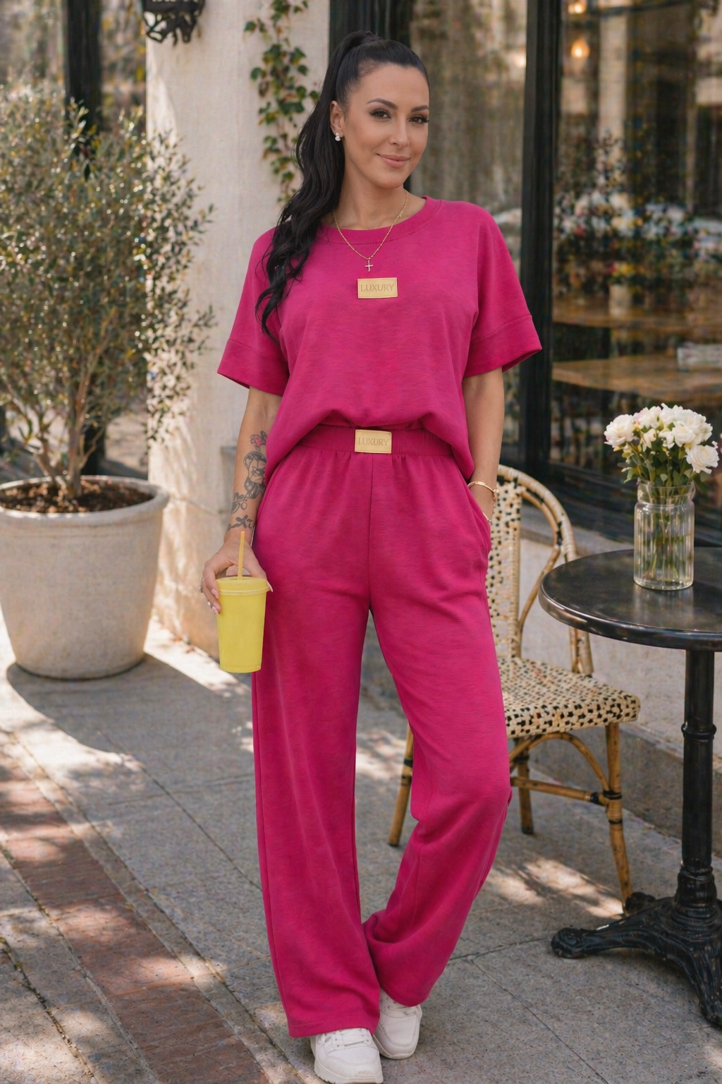 Różowy komplet dresowy damski Luxury – stylowy zestaw casual z luźnymi spodniami i t-shirtem, modna stylizacja na co dzień
