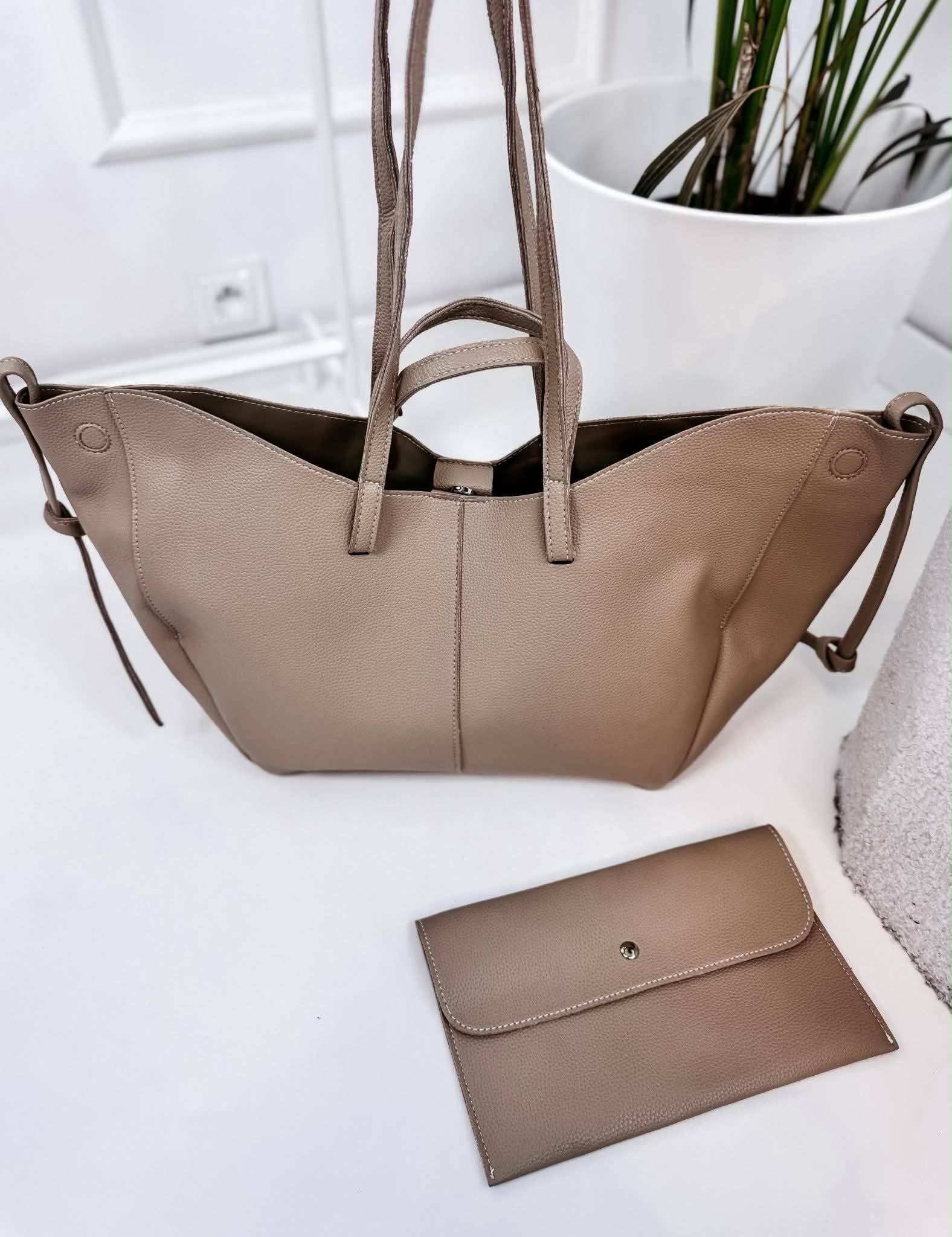 Beżowa torebka shopper 2w1 z eko skóry z dopasowaną kosmetyczką, elegancki minimalistyczny design do codziennych stylizacji