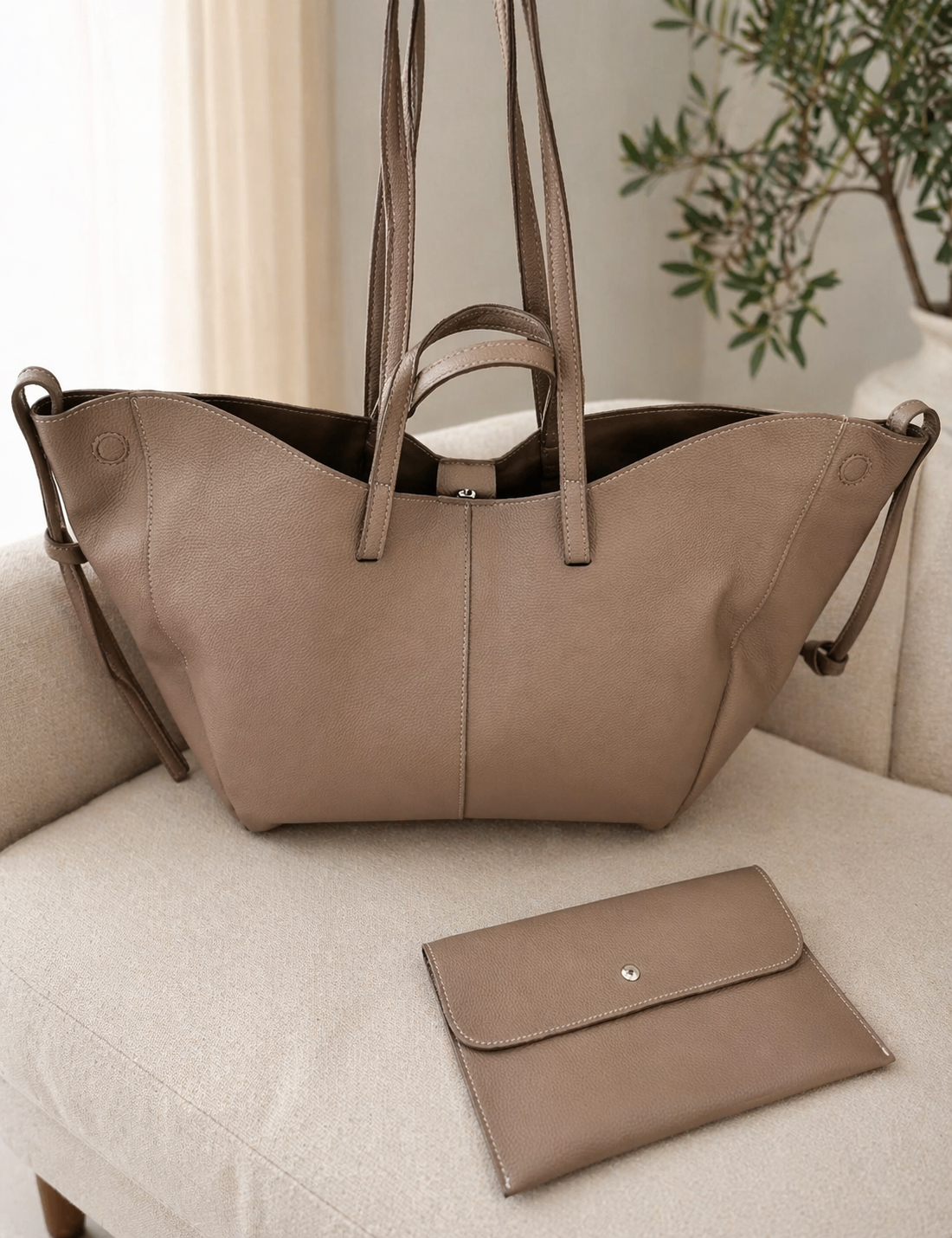 Beżowa torebka shopper 2w1 z eko skóry z dopasowaną kosmetyczką, minimalistyczna elegancja na co dzień i do pracy