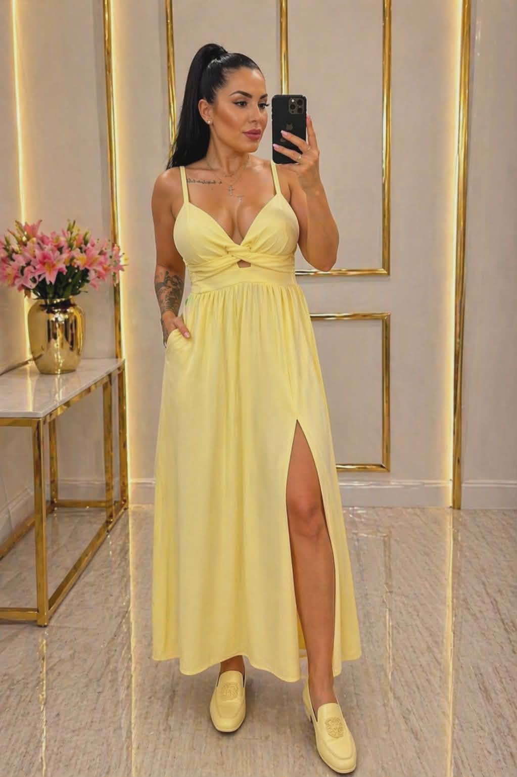 Żółta sukienka maxi damska z rozcięciem i efektem push-up – lekka i elegancka stylizacja na lato