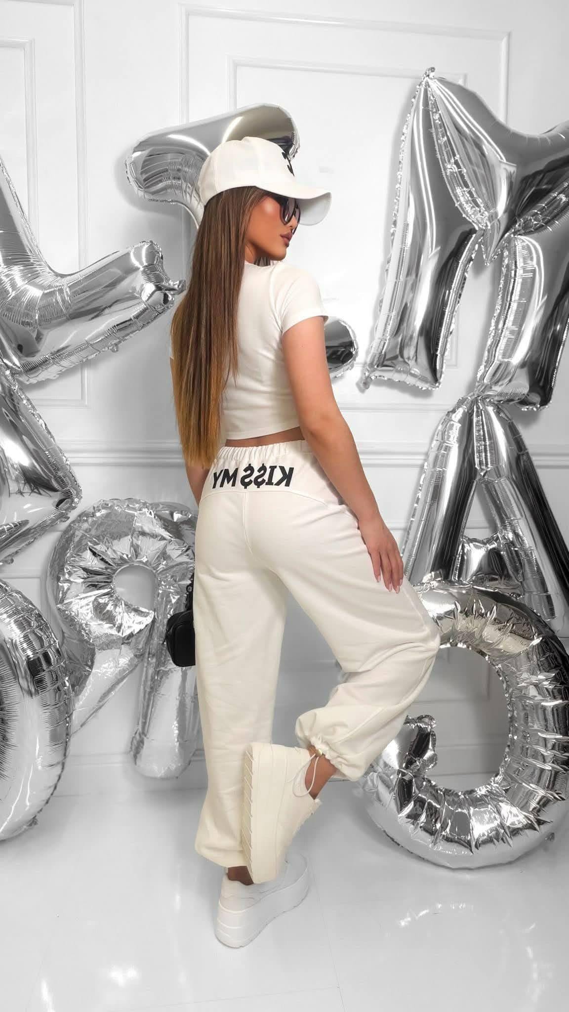 Dres damski kremowy Kiss Me komplet sportowy casual z topem i spodniami styl streetwear
