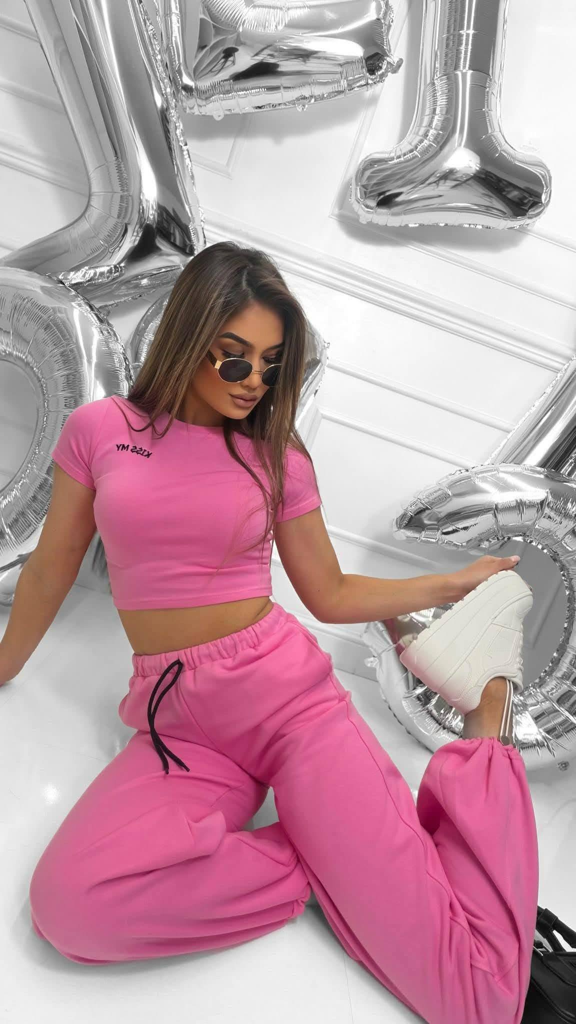 Dres damski różowy Kiss Me komplet sportowy z topem i spodniami styl streetwear casual