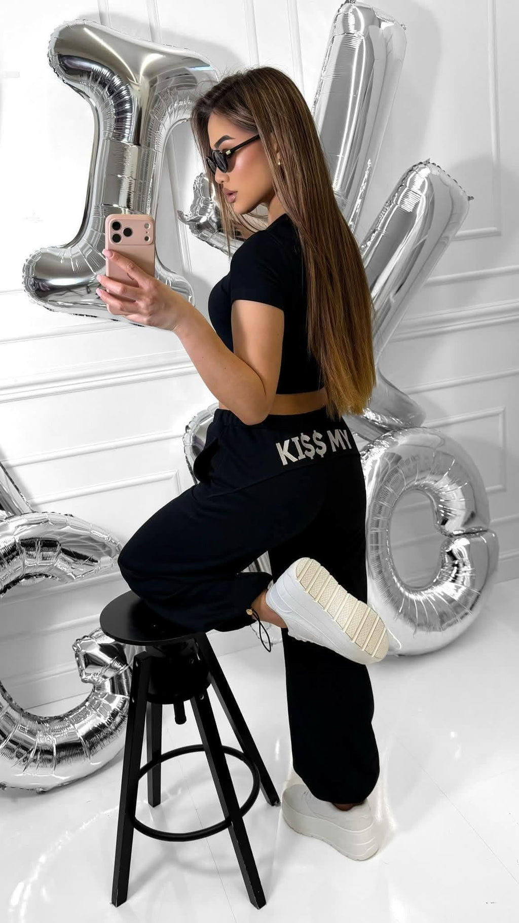 Dres damski czarny Kiss Me komplet sportowy z topem i spodniami styl streetwear casual