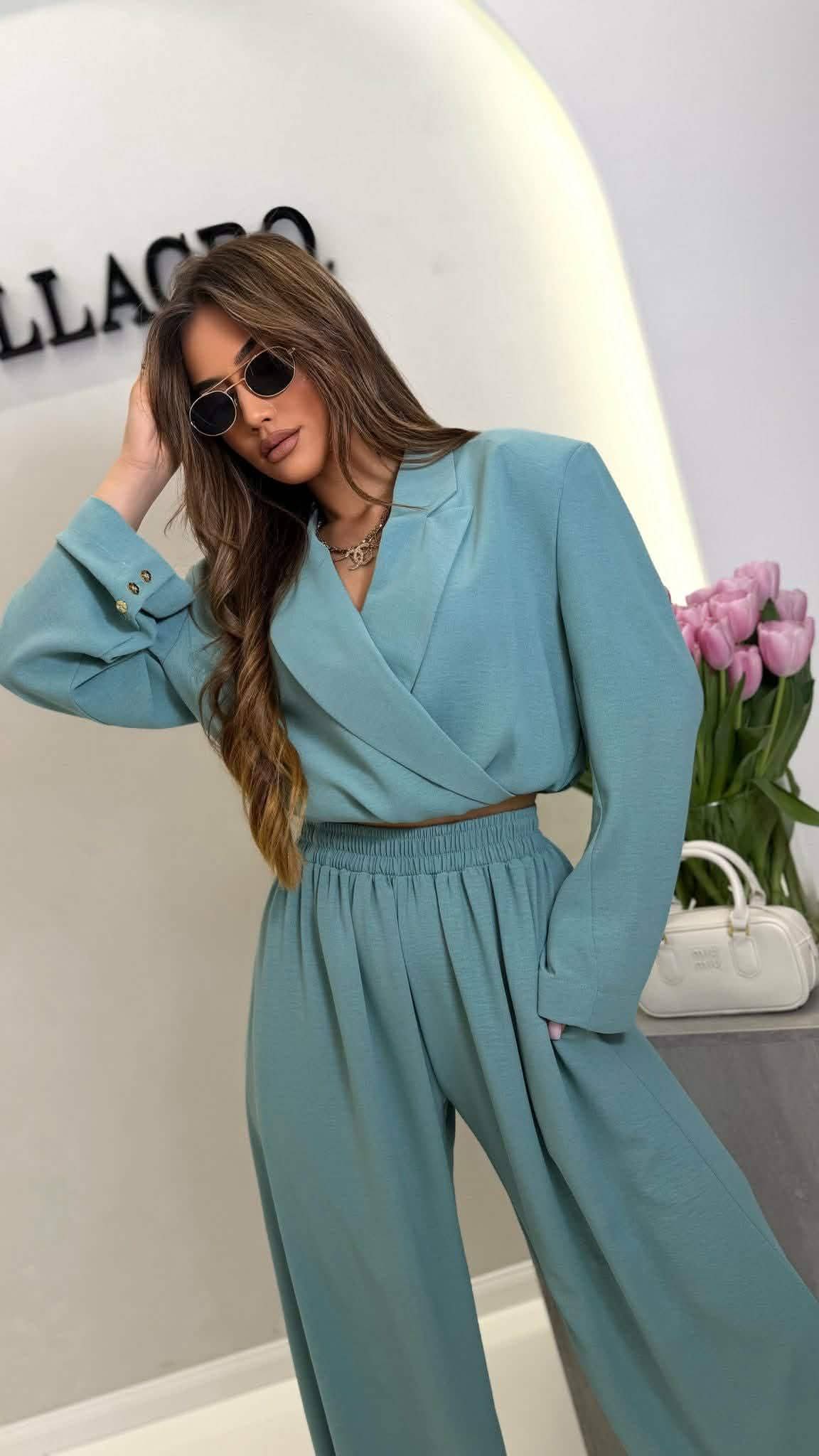 Elegancki komplet damski Viki Millagro w kolorze miętowym z kopertową górą i szerokimi spodniami, styl nowoczesny premium z wysokim stanem