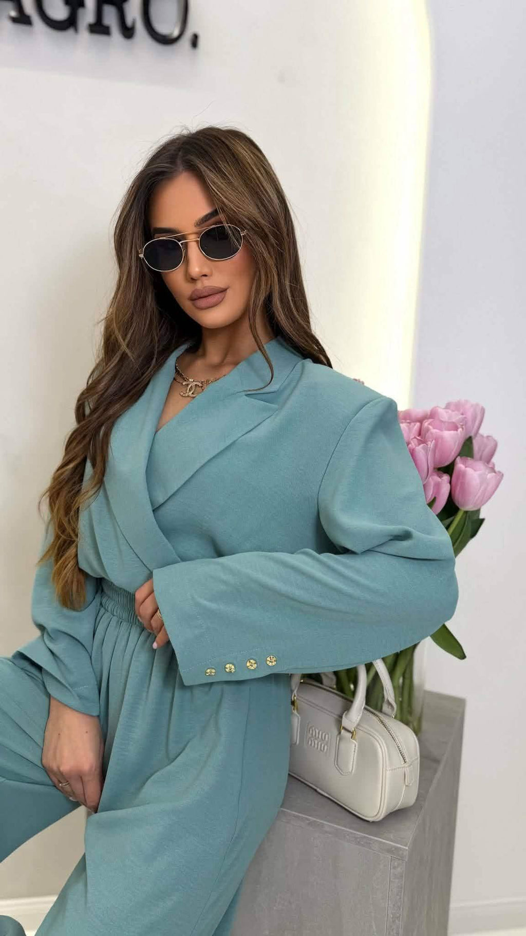 Elegancki komplet damski Viki Millagro miętowy z kopertową marynarką i szerokimi spodniami, styl premium chic z wysokim stanem