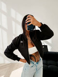 Czarna bomberka damska Ola Voga Masti na modelce, krótka kurtka streetwear z zamkiem, stylizacja casual z jeansami