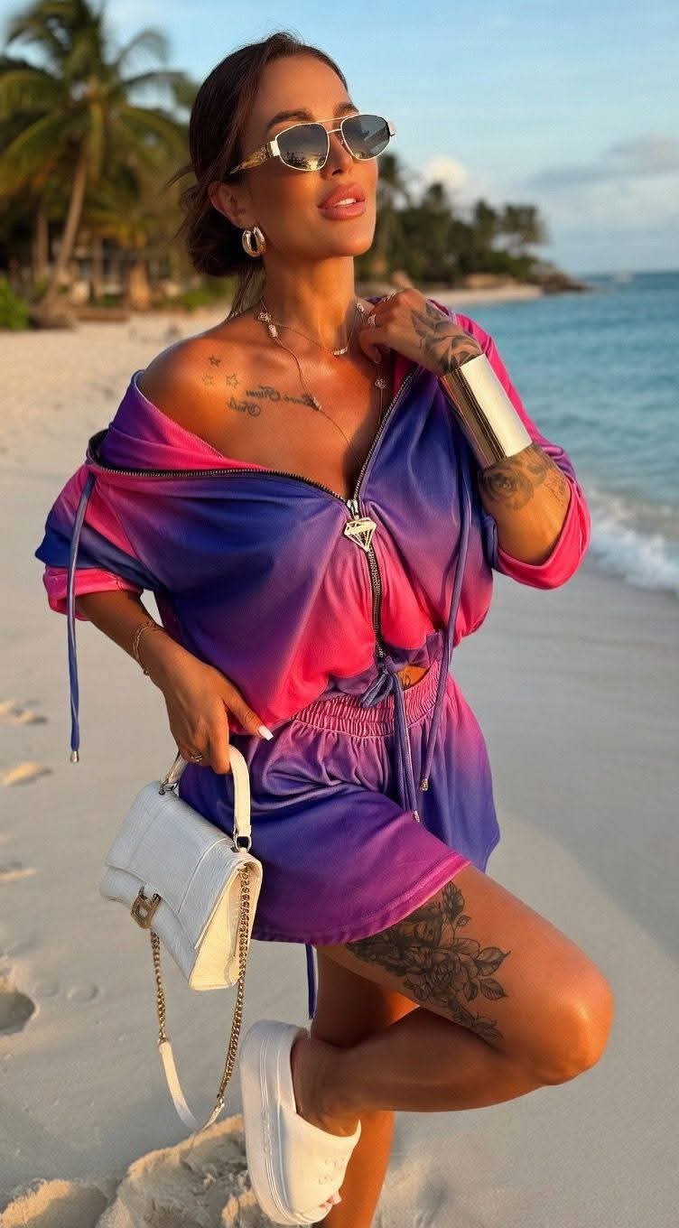 Dres welurowy damski ombre w odcieniach różu i fioletu, styl wakacyjny premium, modelka na plaży w letnim outficie