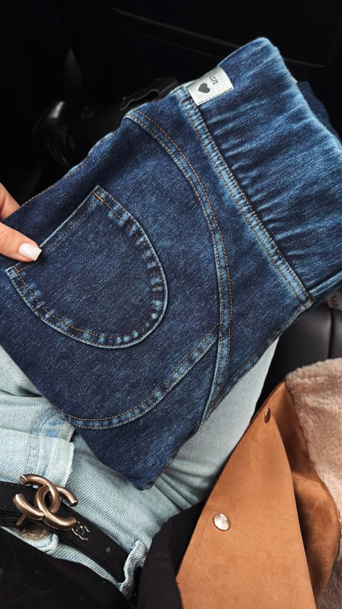 Legginsy jeansowe damskie Me&Jan push up w kolorze granatowym, elastyczny denim, wysoki stan, modelujące pośladki, detal kieszeni z tyłu, styl casual premium
