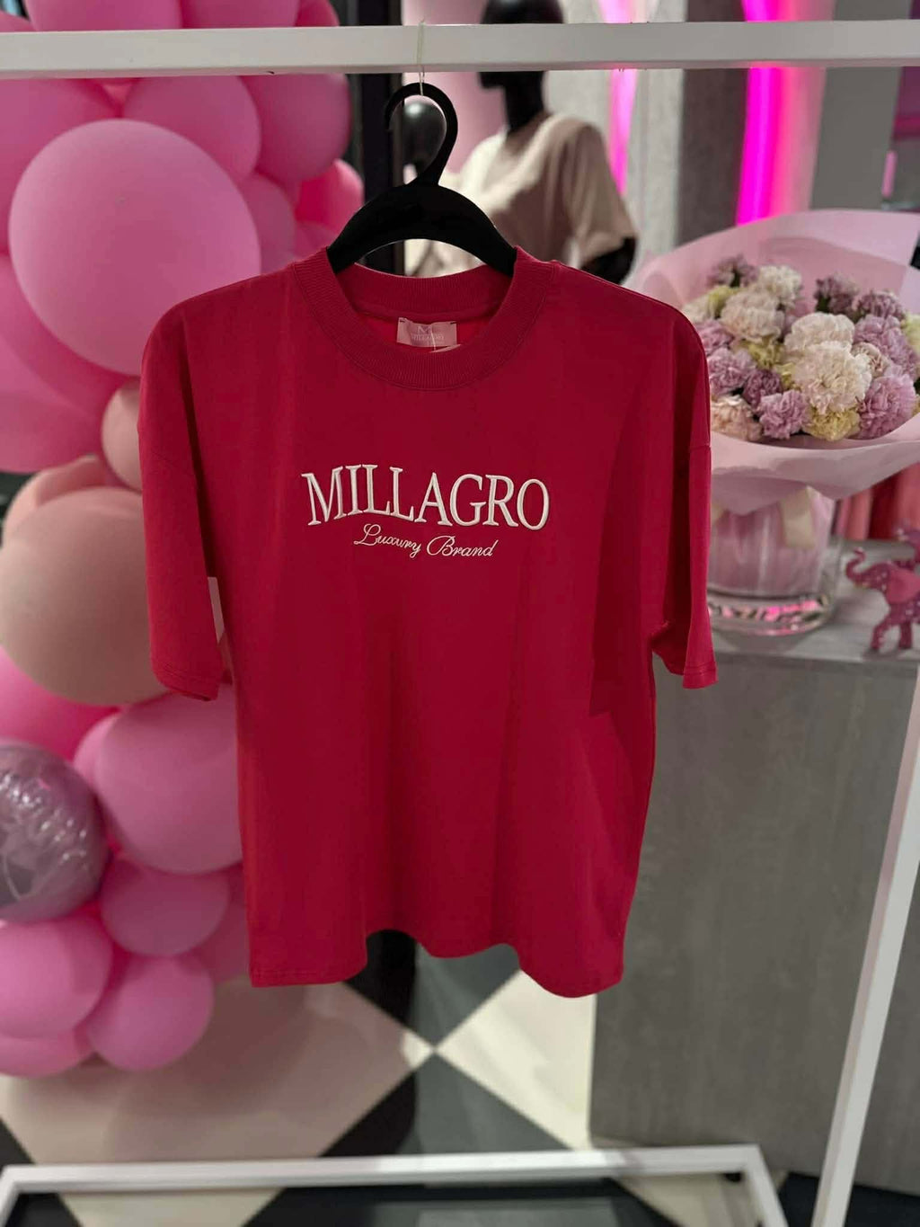 Damski t-shirt Millagro w kolorze malinowym, bawełniany oversize z logo, styl casual premium na co dzień