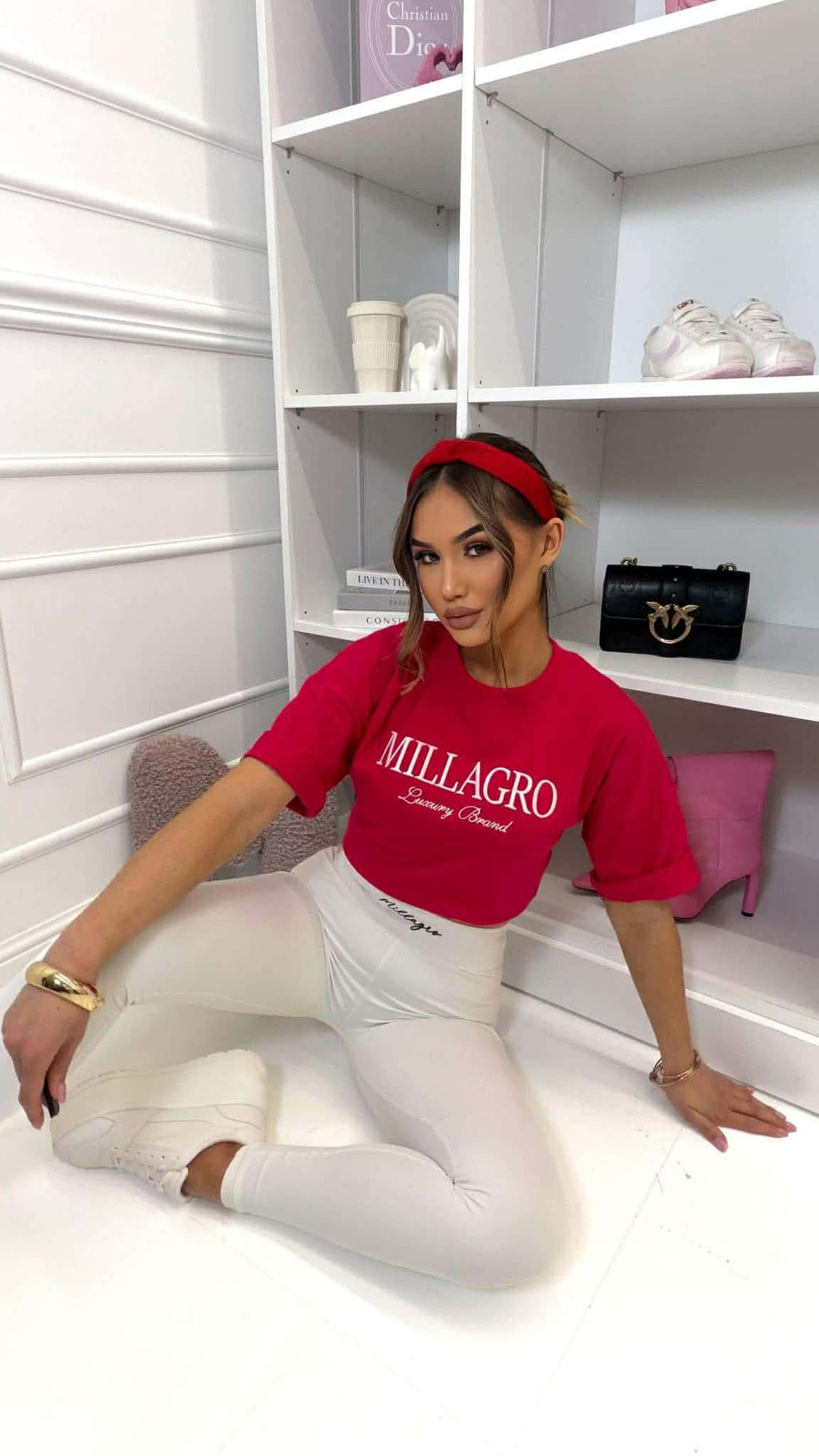 Modelka w damskim t-shircie Millagro w kolorze malinowym, styl casual premium, bawełniana koszulka oversize w modnej stylizacji