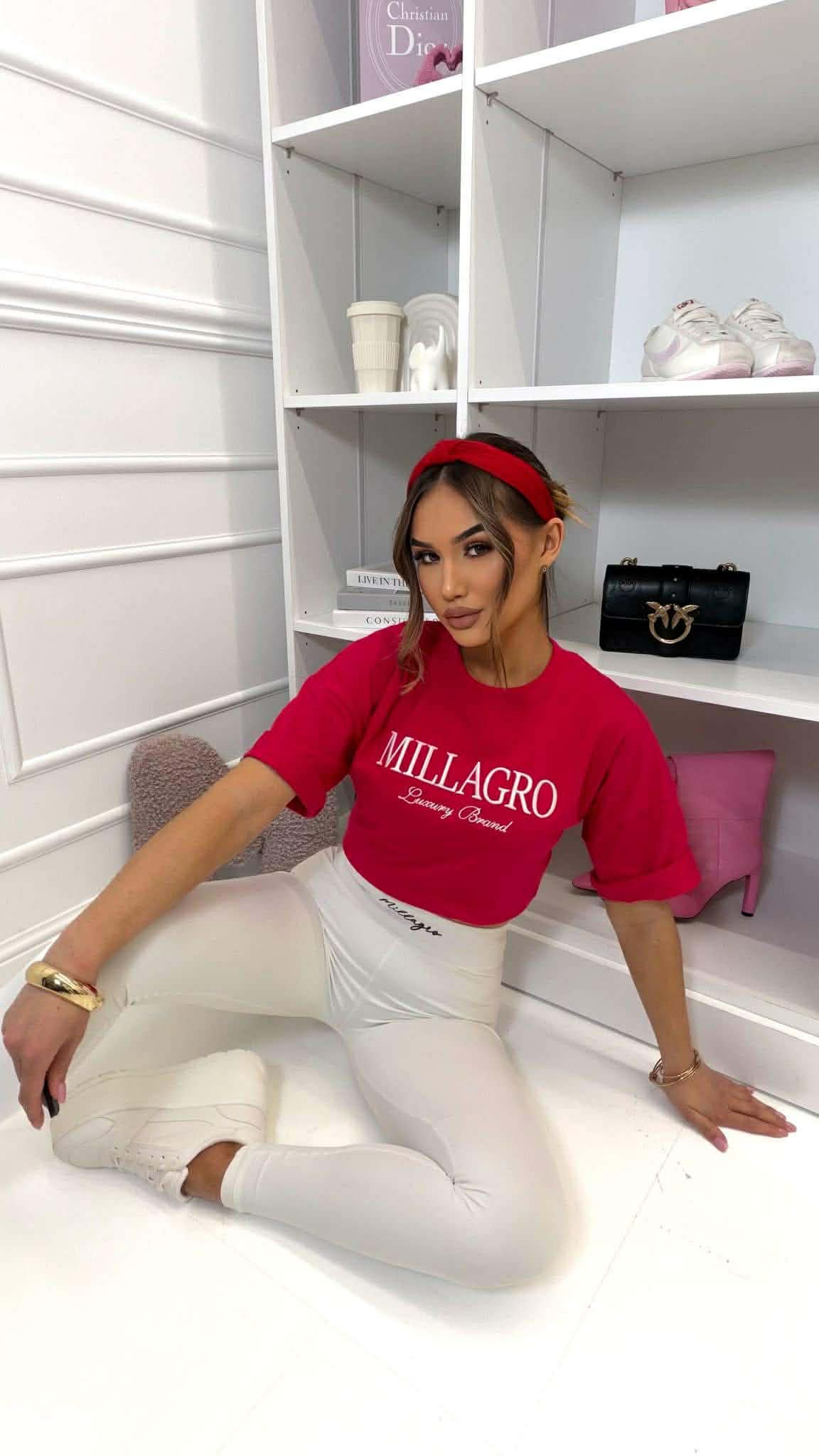 Modelka w damskim t-shircie Millagro w kolorze malinowym, styl casual premium, bawełniana koszulka oversize w modnej stylizacji