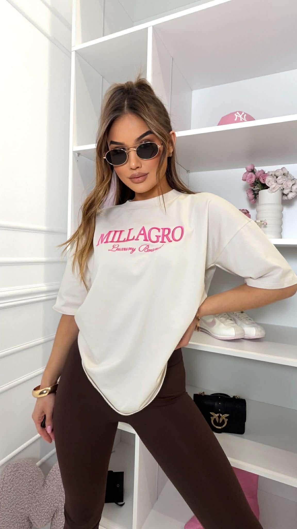 Modelka w damskim t-shircie Millagro w kolorze jasny beż, bawełniana koszulka oversize z nadrukiem, styl casual premium w eleganckiej stylizacji