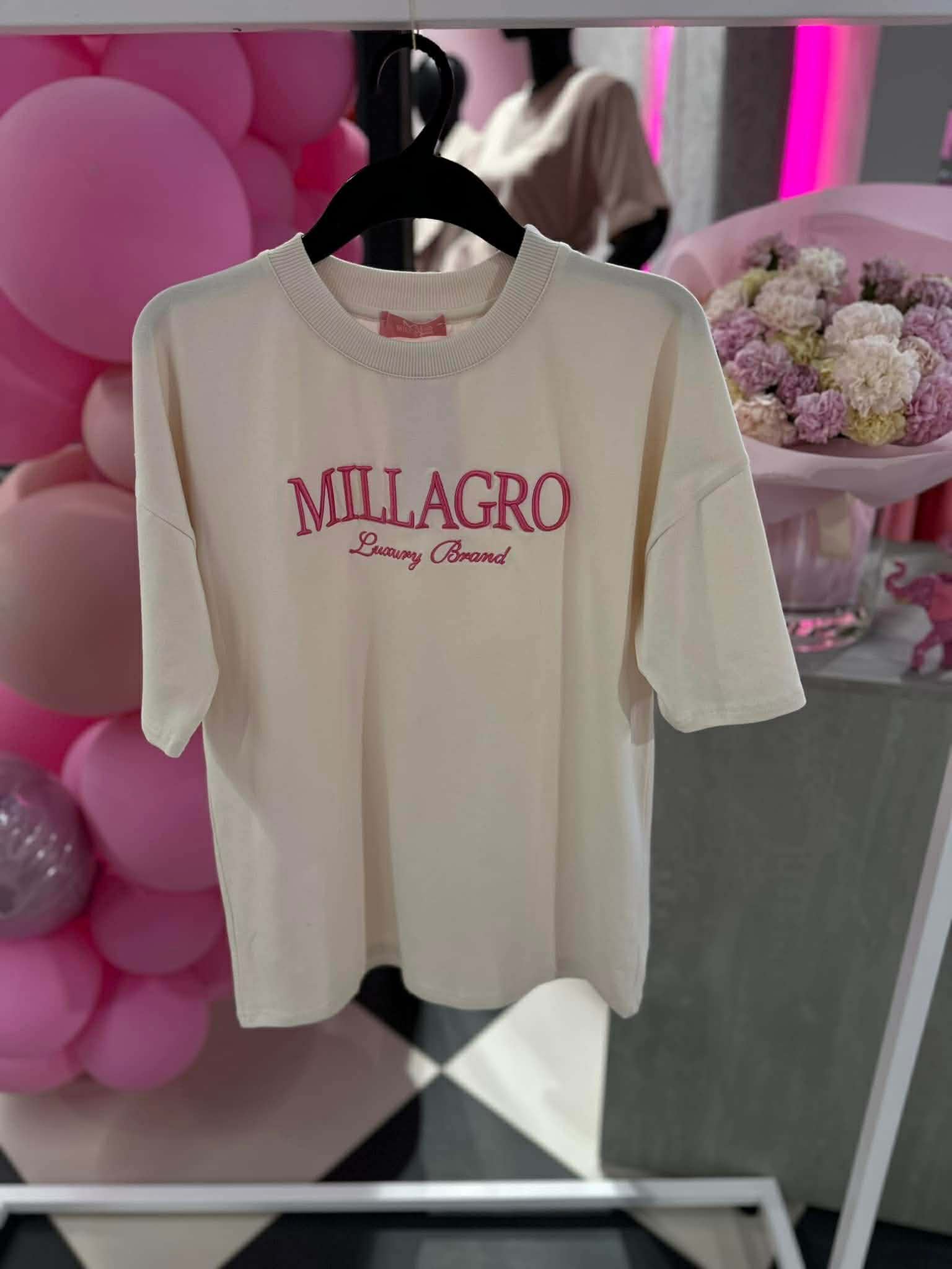 Damski t-shirt Millagro jasny beż na wieszaku, bawełniana koszulka z logo, styl premium casual, modny basic damski