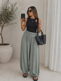Damskie szerokie spodnie w kolorze khaki z wysokim stanem i elastyczną talią, lekkie i zwiewne, styl boho casual na lato, idealne na co dzień i wakacje.