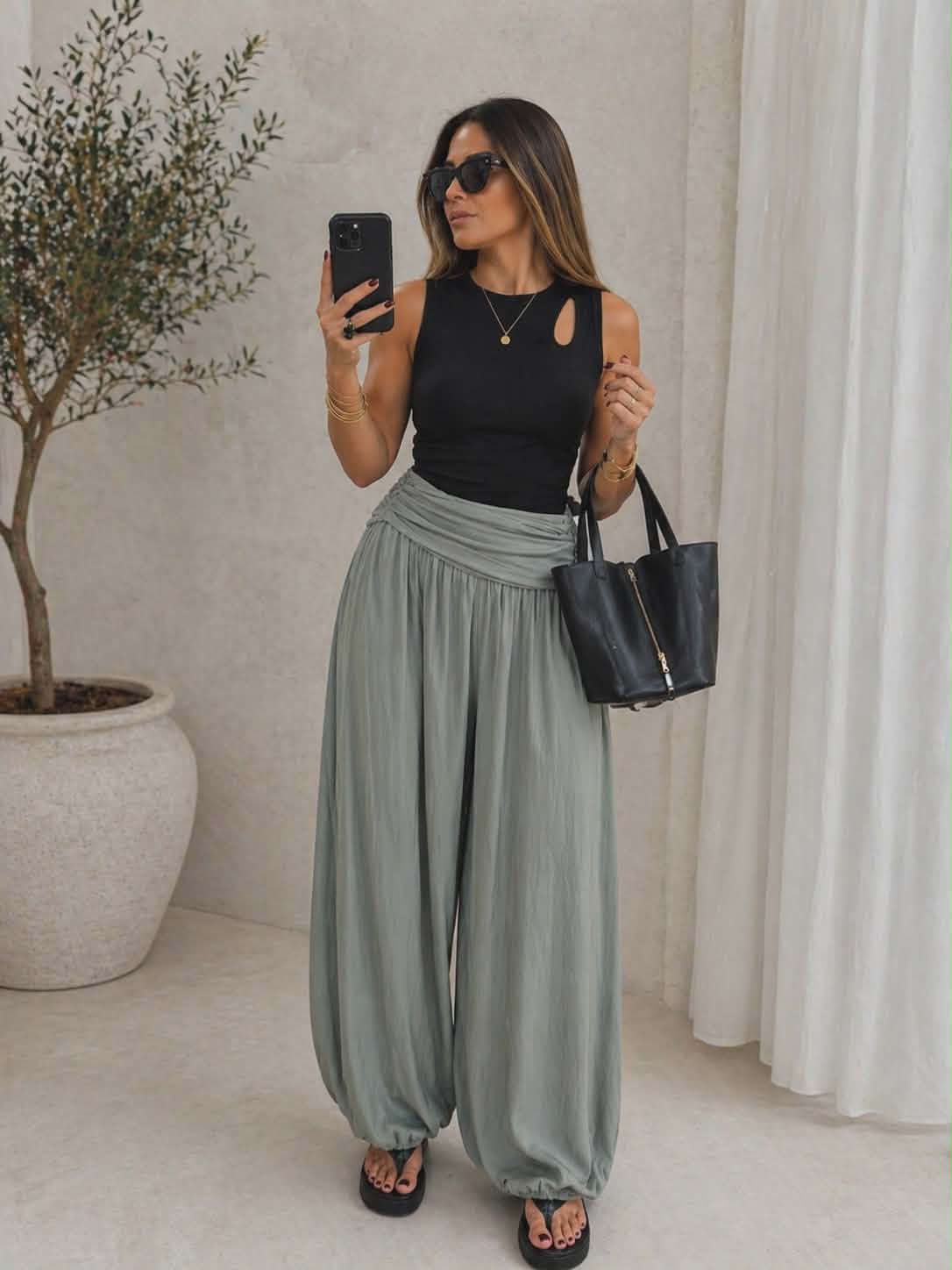Damskie szerokie spodnie w kolorze khaki z wysokim stanem i elastyczną talią, lekkie i zwiewne, styl boho casual na lato, idealne na co dzień i wakacje.