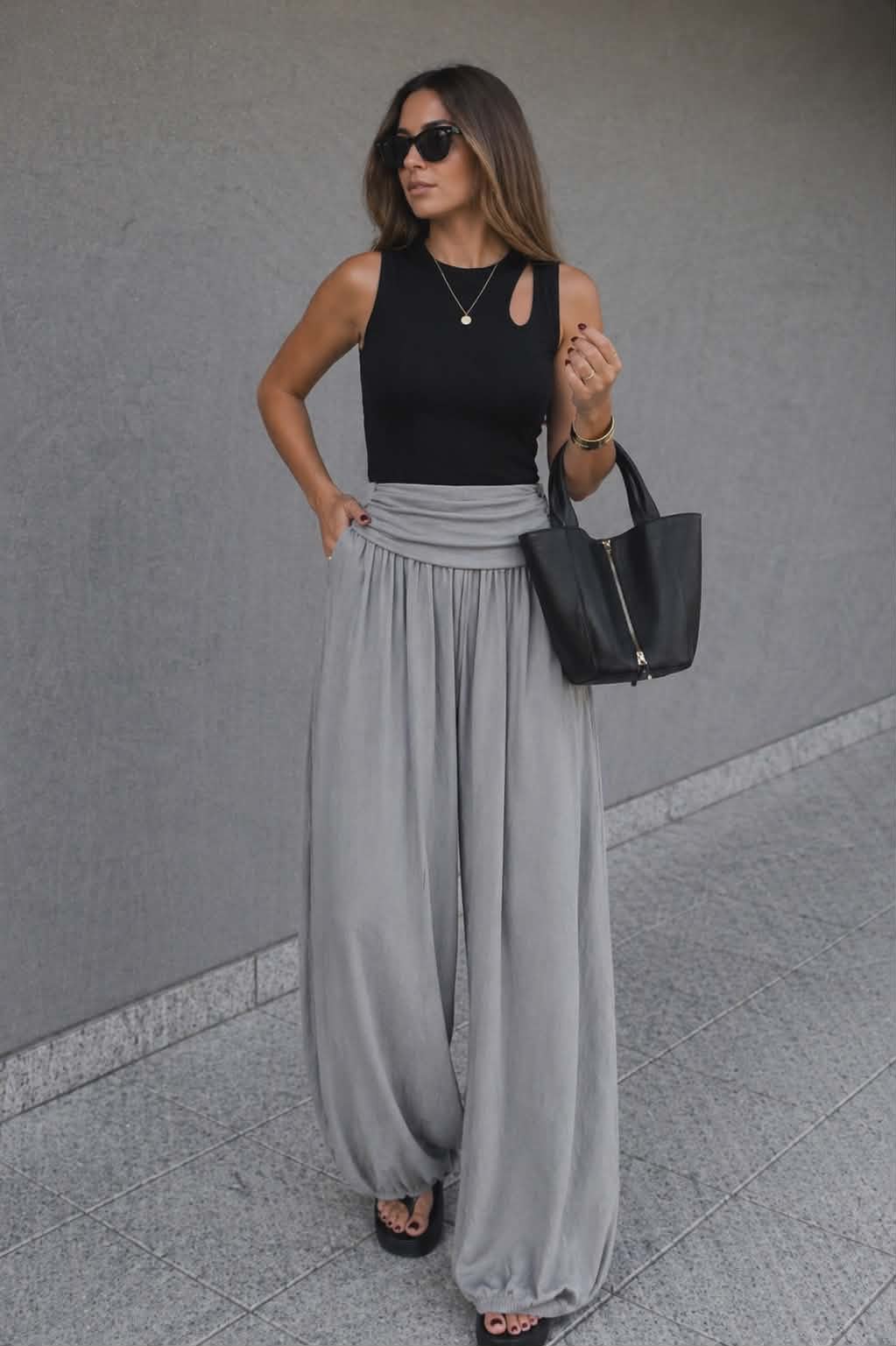 Szare szerokie spodnie palazzo damskie z wysokim stanem i elastyczną talią, lekkie i zwiewne, idealne na lato, styl casual i elegancki.