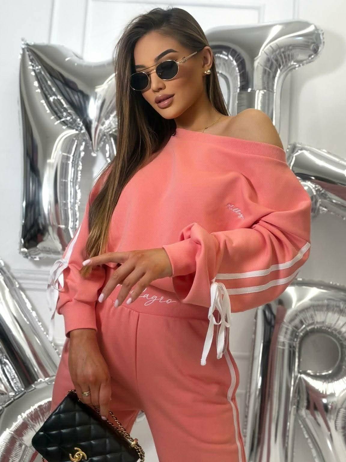 Stylowy dres damski Millagro w kolorze koralowym, bluza oversize odkrywająca ramię i spodnie z lampasami, modny komplet casual z eleganckimi dodatkami