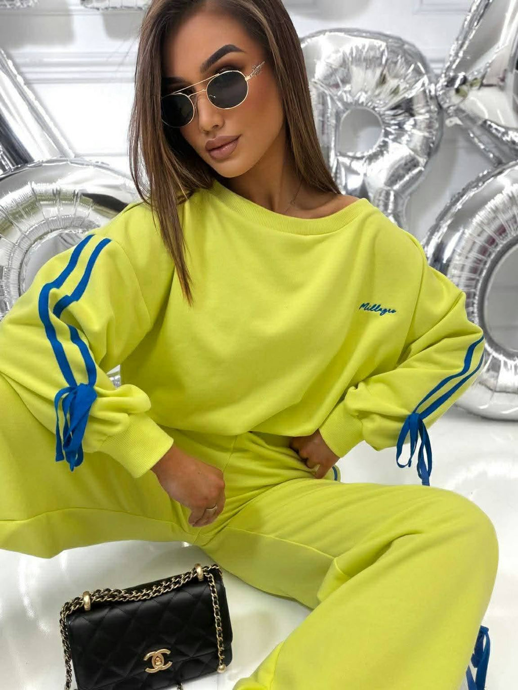 Modny dres damski Millagro w kolorze limonkowym, oversize komplet sportowy z niebieskimi lampasami, stylowy streetwear z eleganckimi dodatkami
