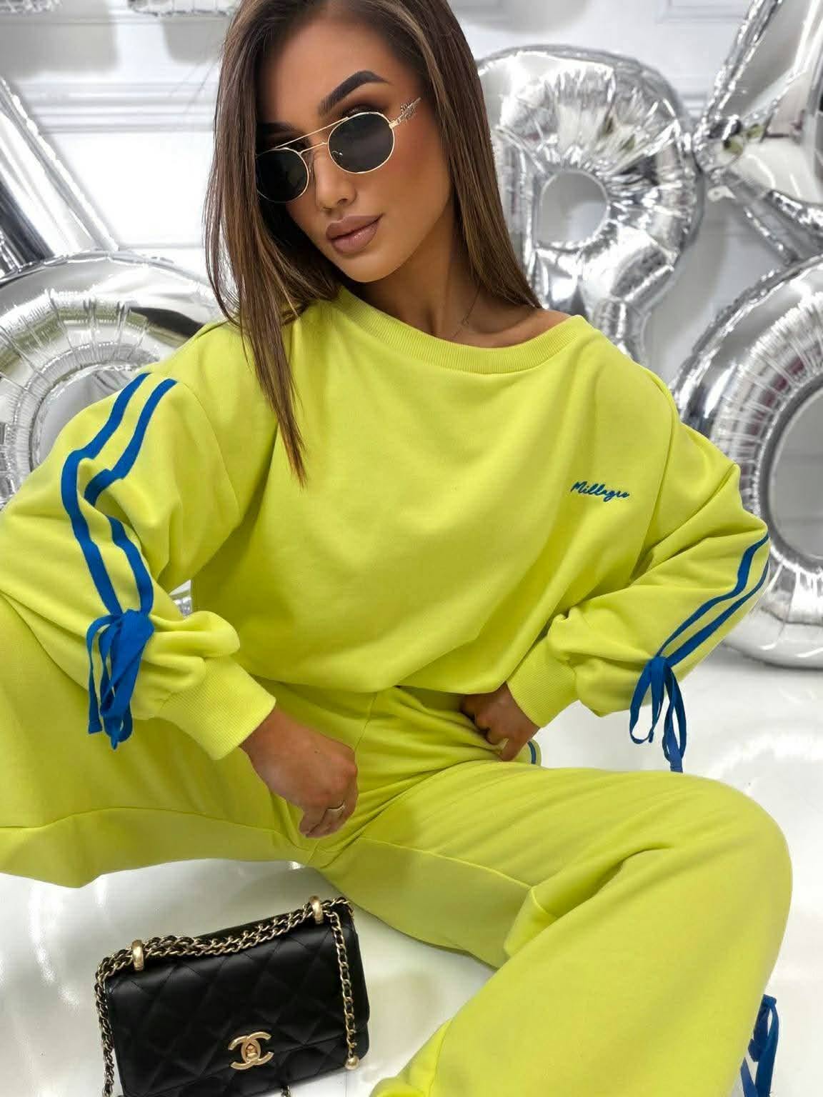 Modny dres damski Millagro w kolorze limonkowym, oversize komplet sportowy z niebieskimi lampasami, stylowy streetwear z eleganckimi dodatkami