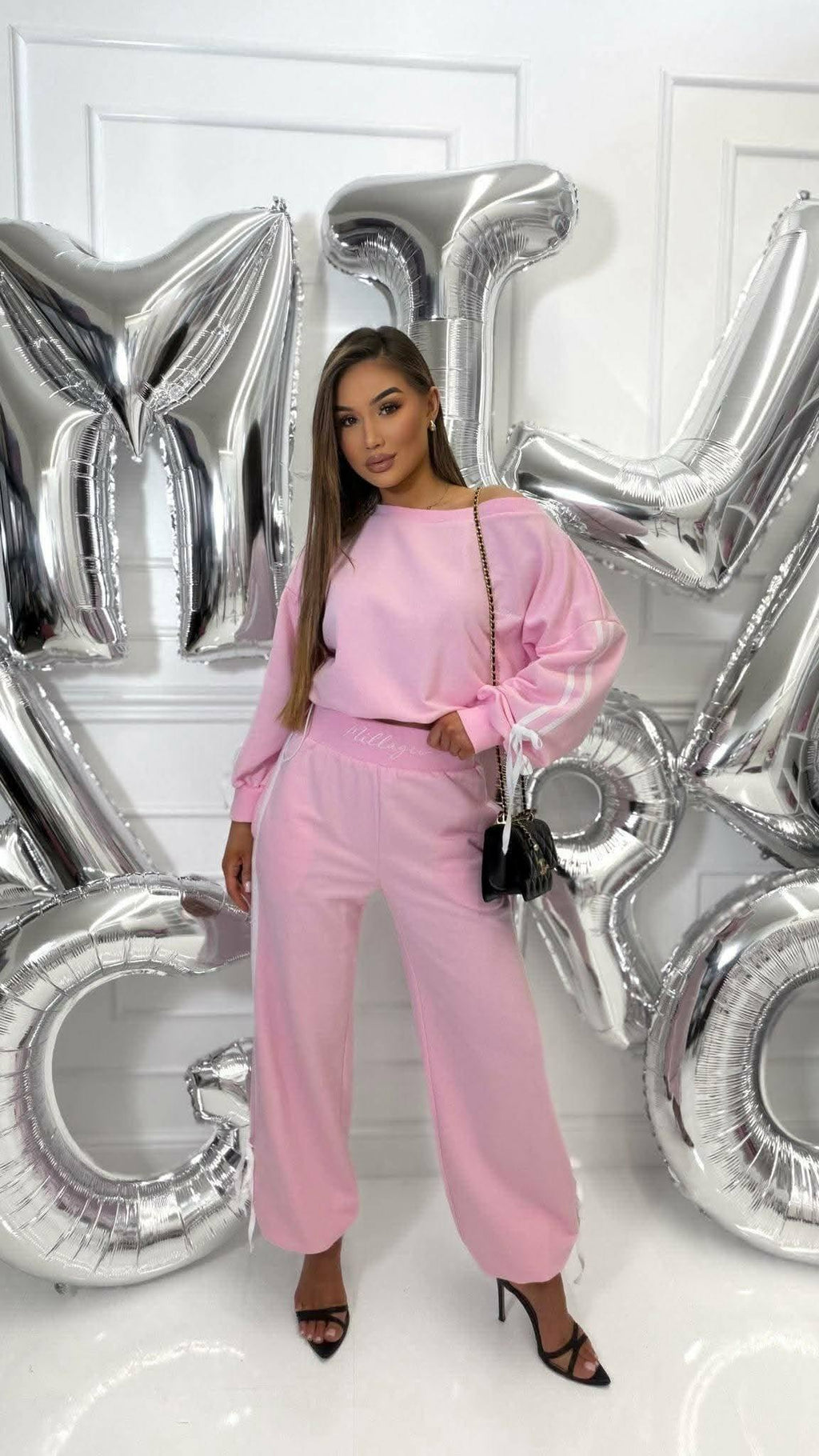 Stylowy dres damski Millagro w kolorze różowym, elegancki komplet oversize, modny look casual z torebką na łańcuszku i kobiecym stylem