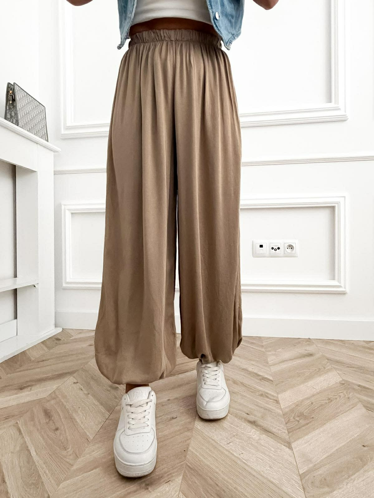 Mokka spodnie palazzo damskie z lekkiej wiskozy o luźnym kroju oversize, idealne na lato i codzienne stylizacje.