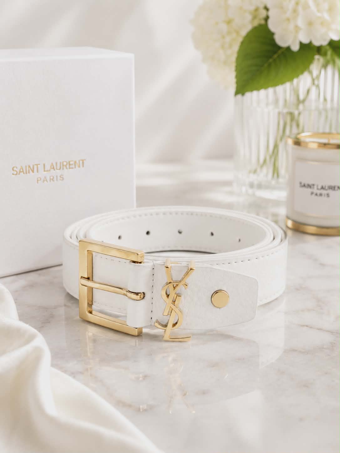 Biały pasek damski YSL ze złotą klamrą w eleganckim minimalistycznym stylu premium idealny do sukienek, jeansów i codziennych stylizacji